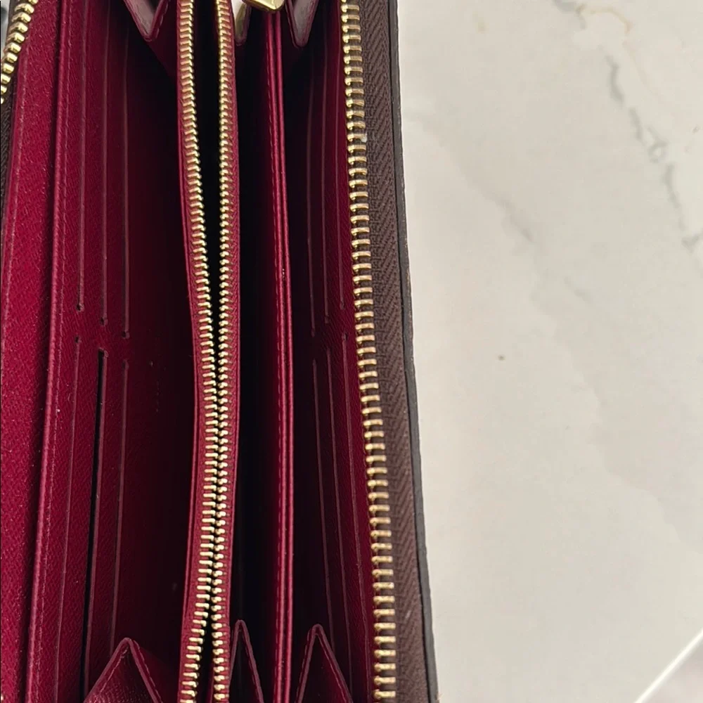 Louis Vuitton Brown Monogram Wallet  

The Zippy Wallet - Picture 8 of 11